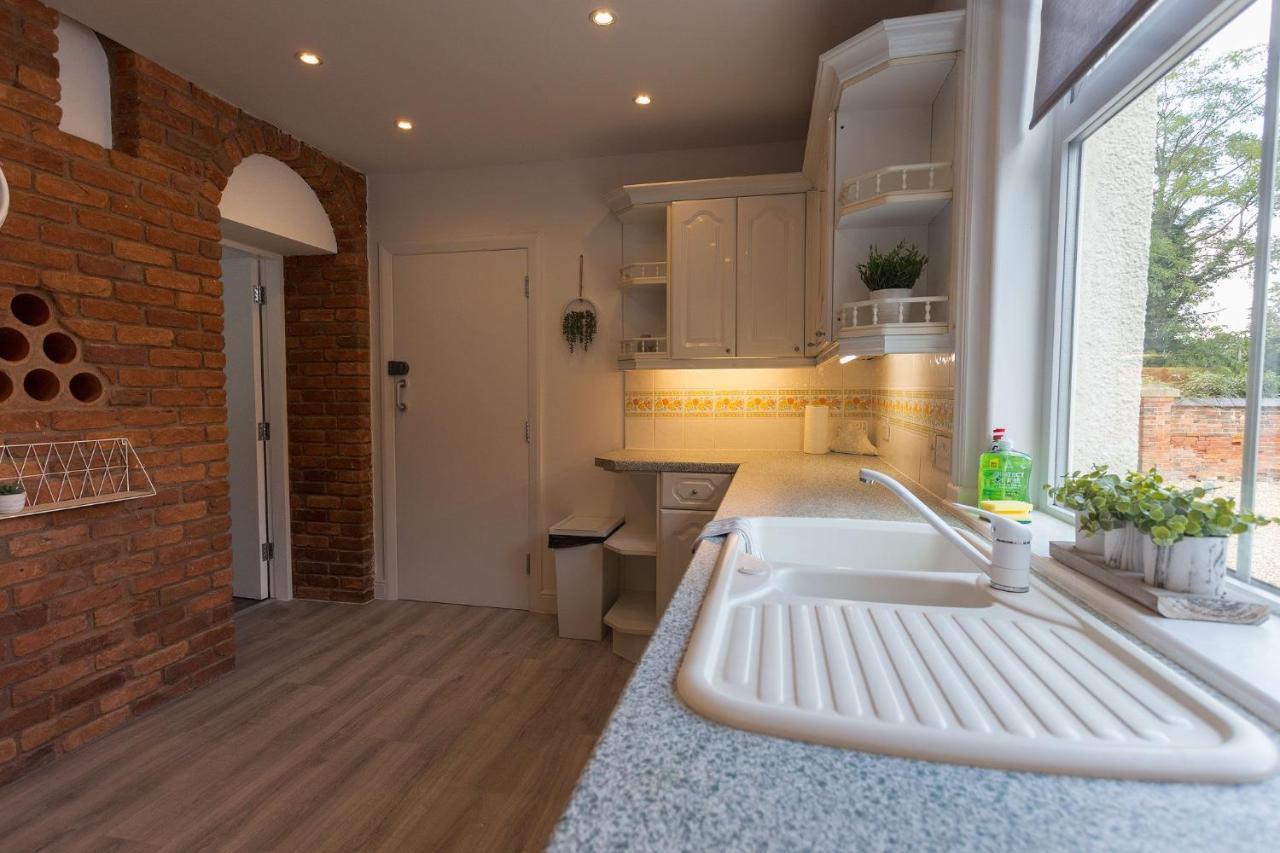 Stunning Rural Apartment - Sleeps 4 - Parking Lichfield Bagian luar foto